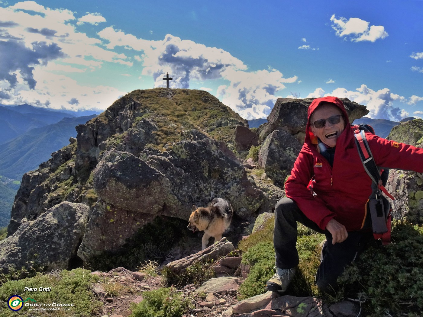 07 Troppo forte il vento per salire alla croce dell'affilato torrione Mincucco (1832 m).JPG -                                